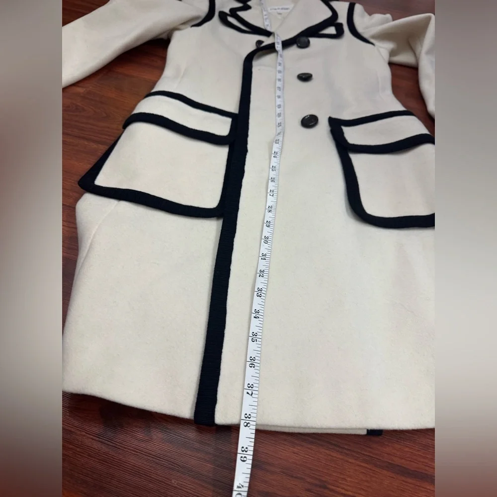 Calvin Klein Women’s Cream Trench Coat with Black Trim – Size 2
